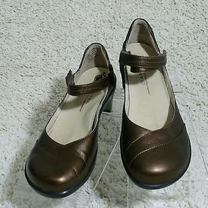 Aravon by New Balance Bronze Metallic Leather 6AA